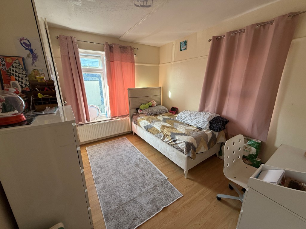 Lot: 33 - MIXED COMMERCIAL AND RESIDENTIAL INVESTMENT - Bedroom 3